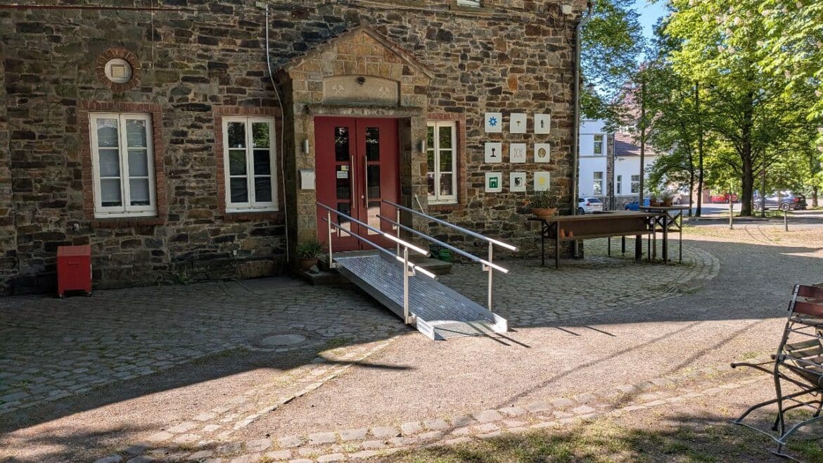 Sicherer und bequemer gelangen Rollstuhlfahrerinnen und -fahrer dank einer Unterstützung durch den Landschaftsverband Osnabrücker Land jetzt ins Piesberger Gesellschaftshaus. / Foto: Ralf Siebenand
