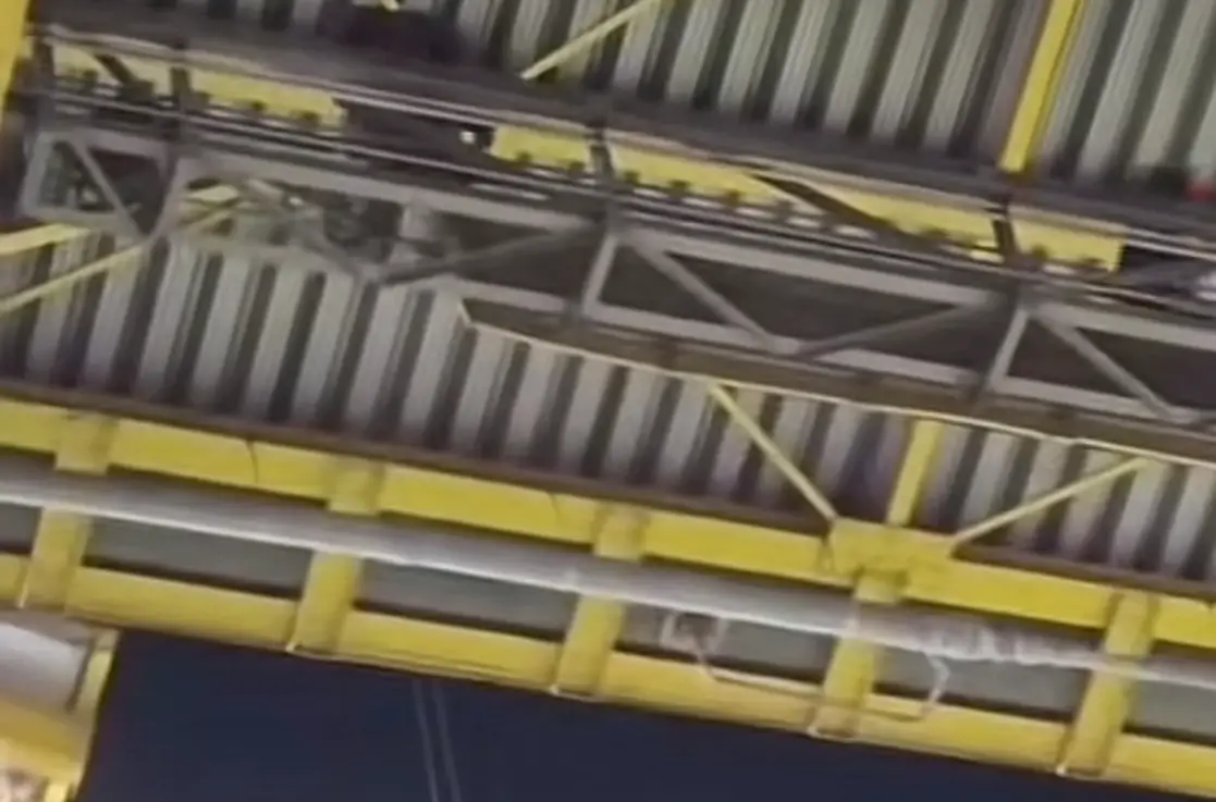 Kletterer unter Stadiondach Dortmund