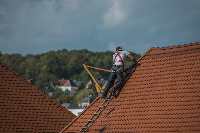 Dachdecker auf Dach