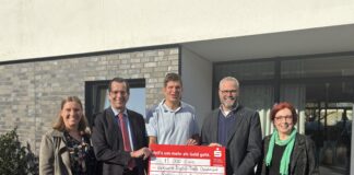 Spendenübergabe des Checks