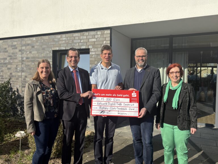 Spendenübergabe des Checks