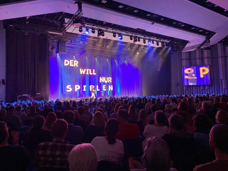 Martin Rütter in der OsnabrückHalle. / Foto: Sabrina Lapp