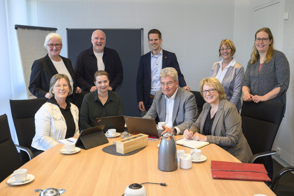 Zum ersten „Runden Tisch Soziales“ trafen sich Imke Märkl (von links), Christiane Mollenhauer, Ines Kolmorgen, Christian Hüser, Georg Warnke, Matthias Selle, Monika Schnellhammer, Jutta Olbricht und Maren Wilmes. / Foto: Hermann Pentermann