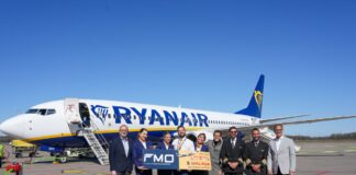 Die Crew des Erstfluges vom FMO nach Málaga wurde am FMO herzlich vom Ryanair Country Manager für Deutschland, Marcel Meyer (4.v.l.), FMO-Marketingleiter Andrés Heinemann (r.) und Mathias Richter (l.), FMO-Aviation Marketing, begrüßt.