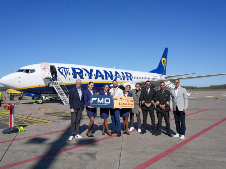 Die Crew des Erstfluges vom FMO nach Málaga wurde am FMO herzlich vom Ryanair Country Manager für Deutschland, Marcel Meyer (4.v.l.), FMO-Marketingleiter Andrés Heinemann (r.) und Mathias Richter (l.), FMO-Aviation Marketing, begrüßt.