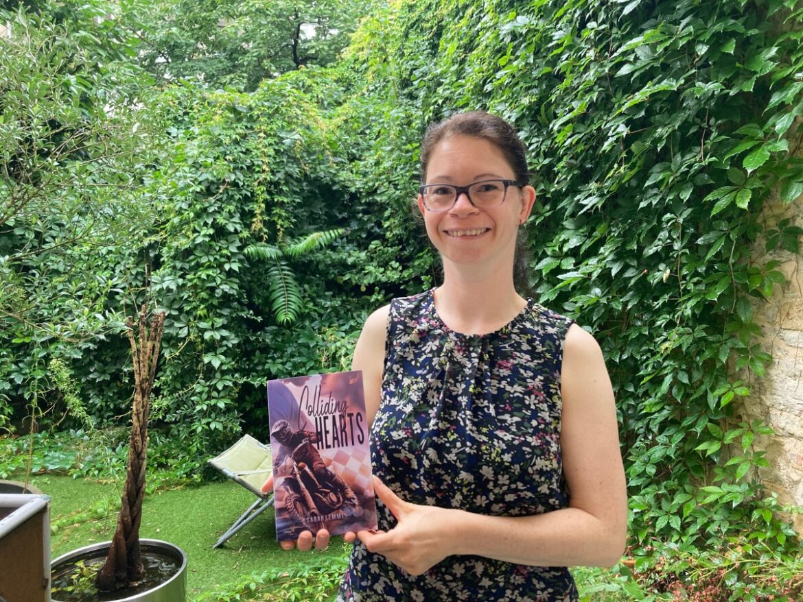 Sarah Lemme mit ihrem neuen Buch. / Foto: Dominik Lapp