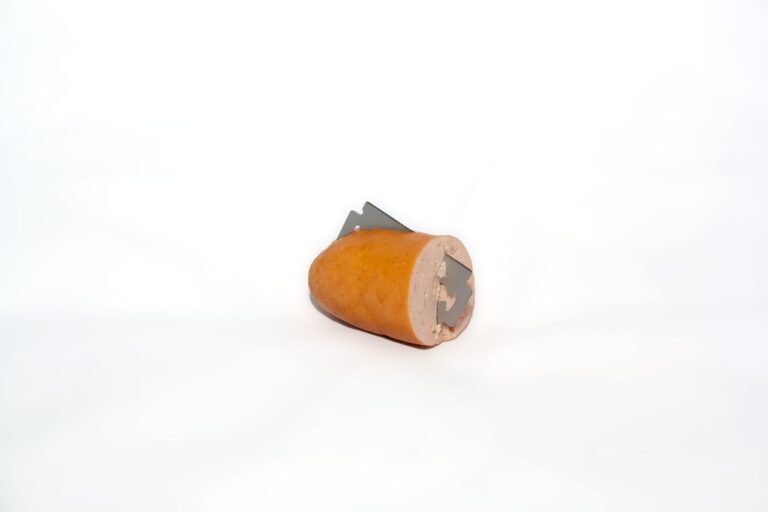 Wurst mit Rasierklinge