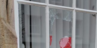 Eingeschlagene Scheibe der SPD-Ratsfraktion / Foto: Ratsfraktion der Osnabrücker SPD