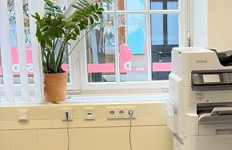 Unbekannte schlagen Scheibe von SPD-Fraktion im Osnabrücker Rathaus ein Scherben liegen im Büro der SPD-Ratsfraktion