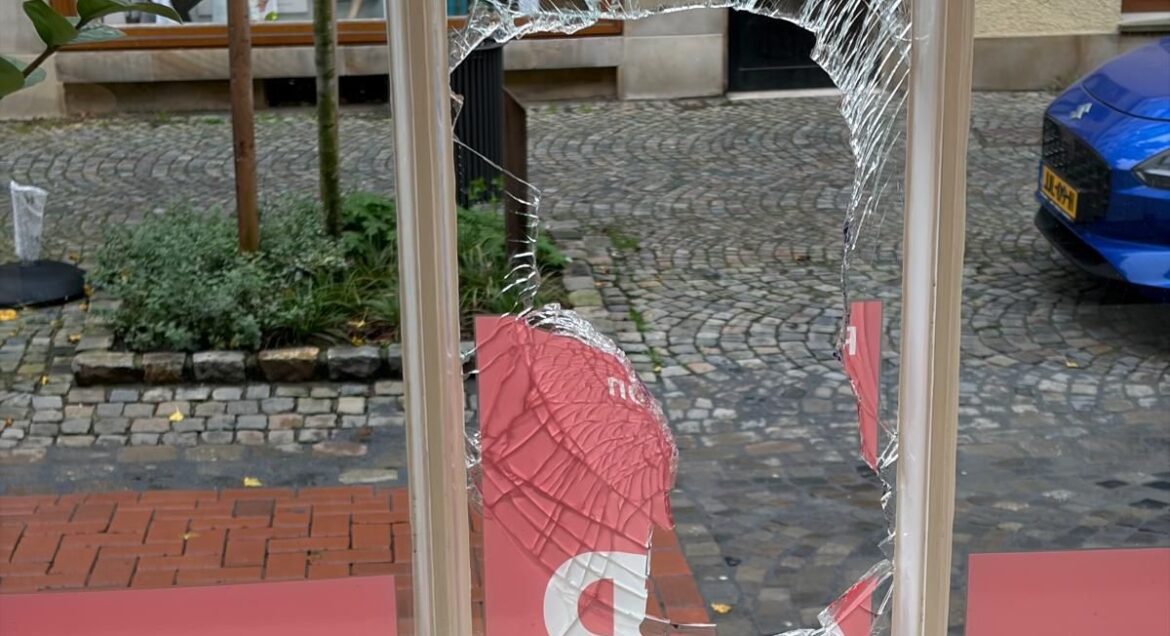 Eingeschlagene Scheibe der SPD-Ratsfraktion / Foto: Ratsfraktion der Osnabrücker SPD