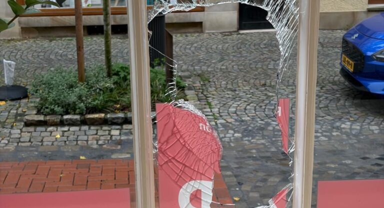 Eingeschlagene Scheibe der SPD-Ratsfraktion / Foto: Ratsfraktion der Osnabrücker SPD