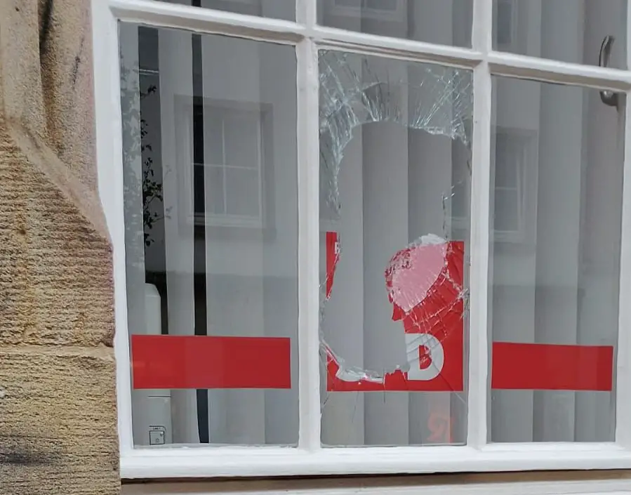 Eingeschlagene Scheibe der SPD-Ratsfraktion / Foto: Ratsfraktion der Osnabrücker SPD