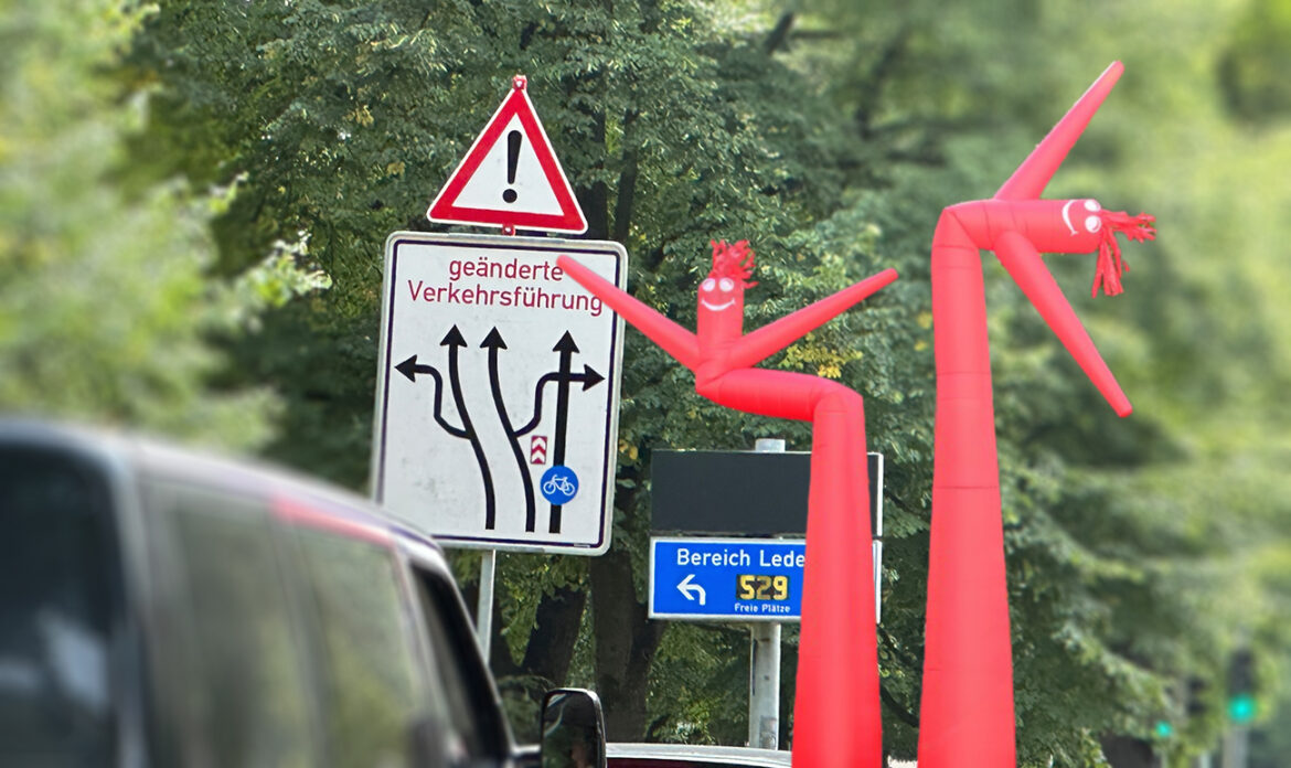 Luftpuppen-Schild am Wall in Osnabrück