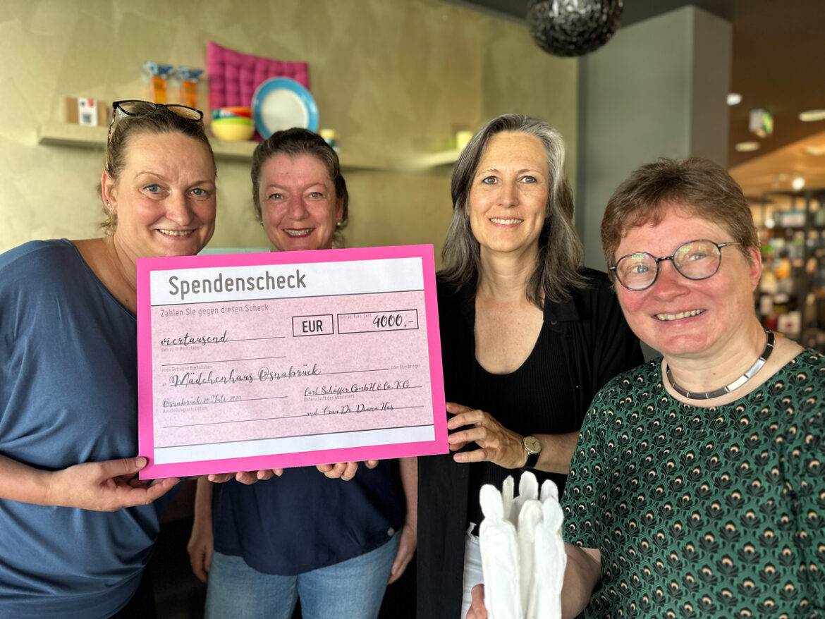 Bianca Irmer von der Evangelischen Jugendhilfe zusammen mit den Schirmfrauen Martina Jandeck und Vanessa Waldvogel und Ratsfrau Dr. Diana Häs (Grüne)