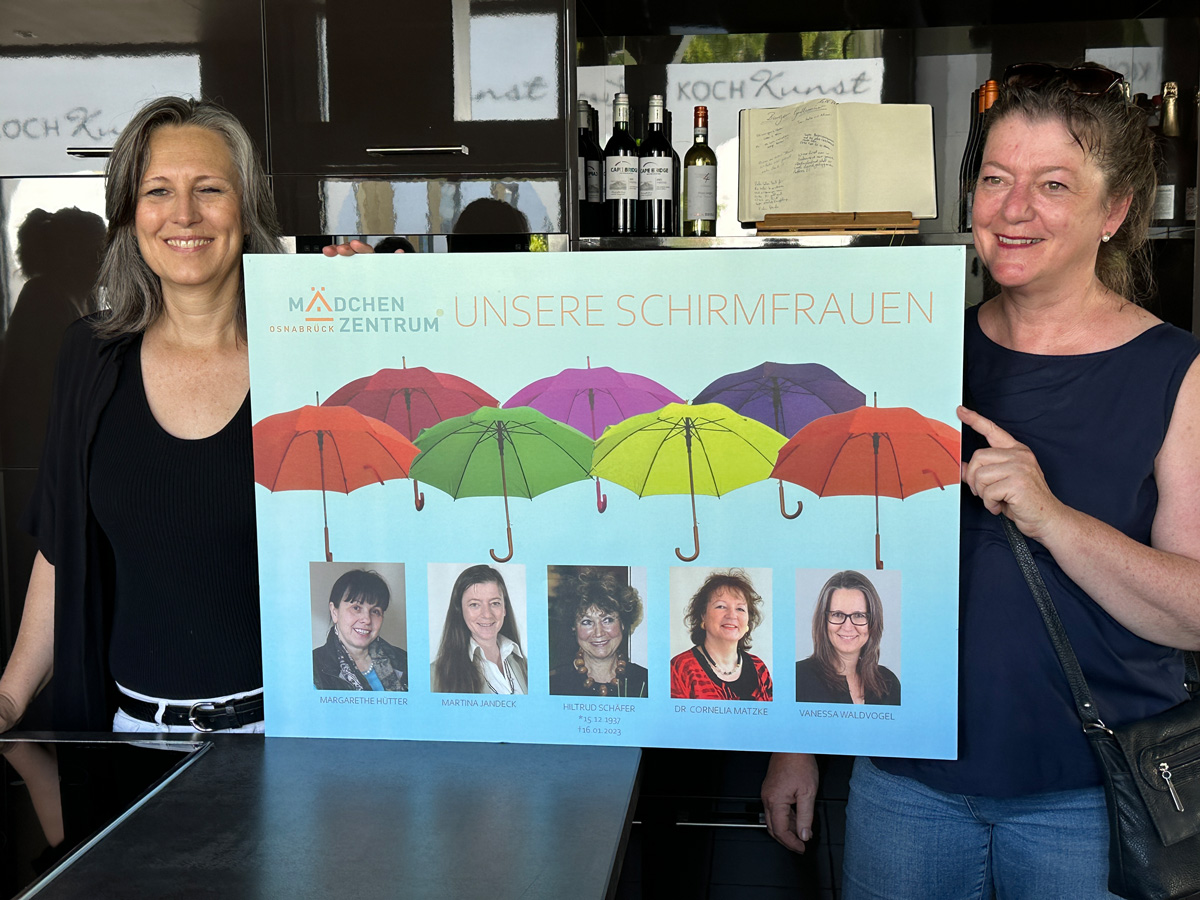 Vanessa Waldvogel und Martina Jandeck, Schirmfrauen des Mädchenzentrums Osnabrück