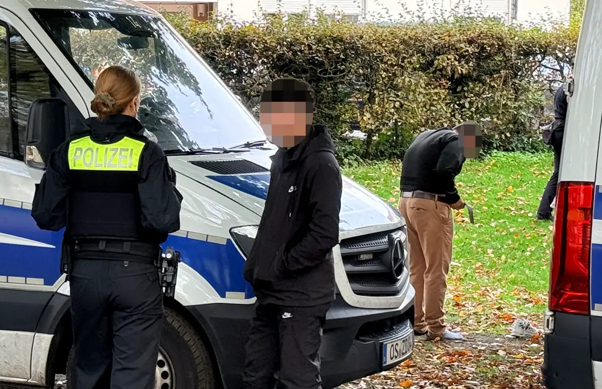 Tatverdächtige wurden vor Ort auf Waffen und Drogenbesitz kontrolliert