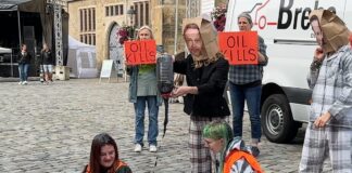 Aktivisten beschmieren sich vor dem Rathaus in Osnabrück