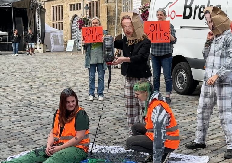 Aktivisten beschmieren sich vor dem Rathaus in Osnabrück