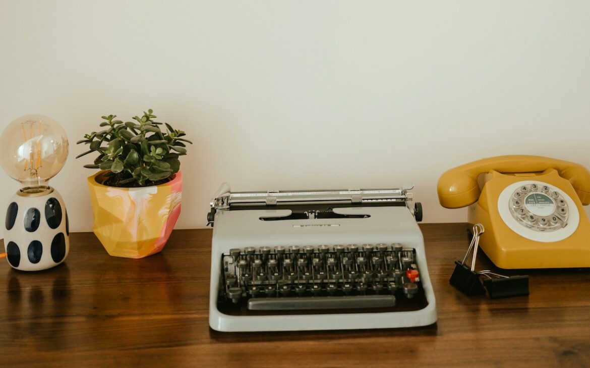 Schreibmaschine und Analogtelefon