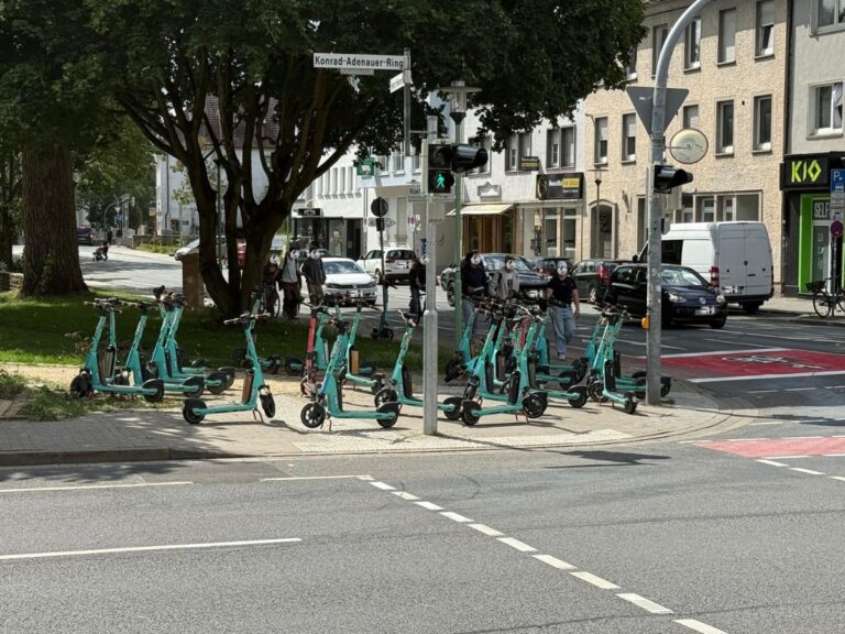 Rund 25 Dott-Scooter versperren den Gehweg. / Foto: Privat