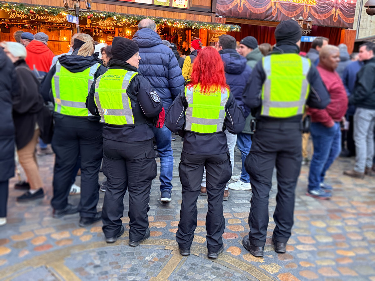Sexuelle Belästigung auf dem Osnabrücker Weihnachtsmarkt: Polizei sucht Mann mit britischem Akzent Mitarbeiter vom Ordnungsamt der Stadt Osnabrück auf dem Weihnachtsmarkt