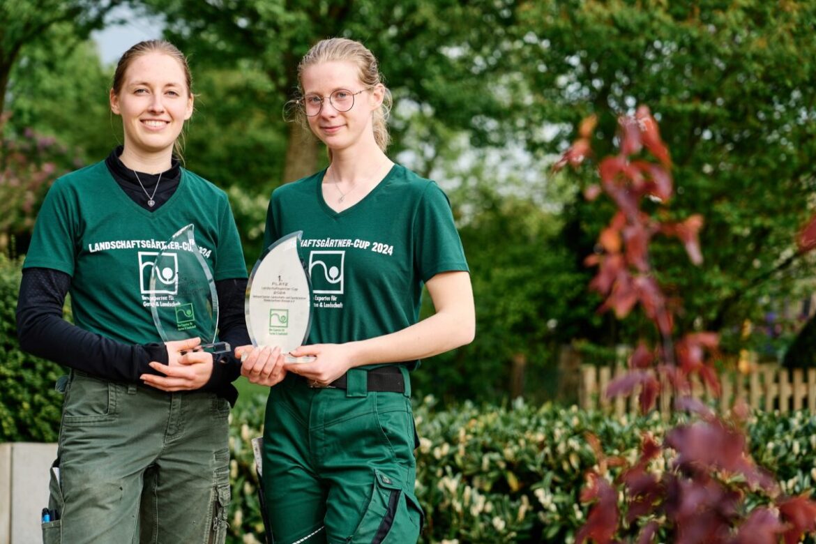 Die Siegerinnen des Landschaftsgärtner-Cups 2024: Hanna Kanzelmeier (links) von Garten- und Landschaftsbau Kreye GmbH & Co. KG (Ganderkesee) und Klara Thöle von GartenWerk Dukat GmbH & Co. KG (Belm) fahren im September zum Bundesentscheid auf der GaLaBau-Messe in Nürnberg. / Foto: Karlis Behrens