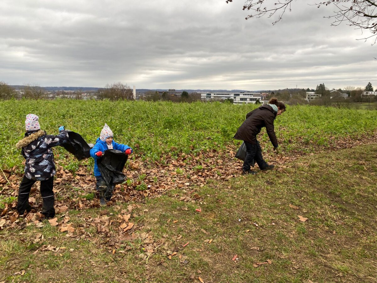 Karen Haunhorst (rechts) sammelt mit Kindern aus dem Stadtteil Silvestermüll. / Foto: Lapp