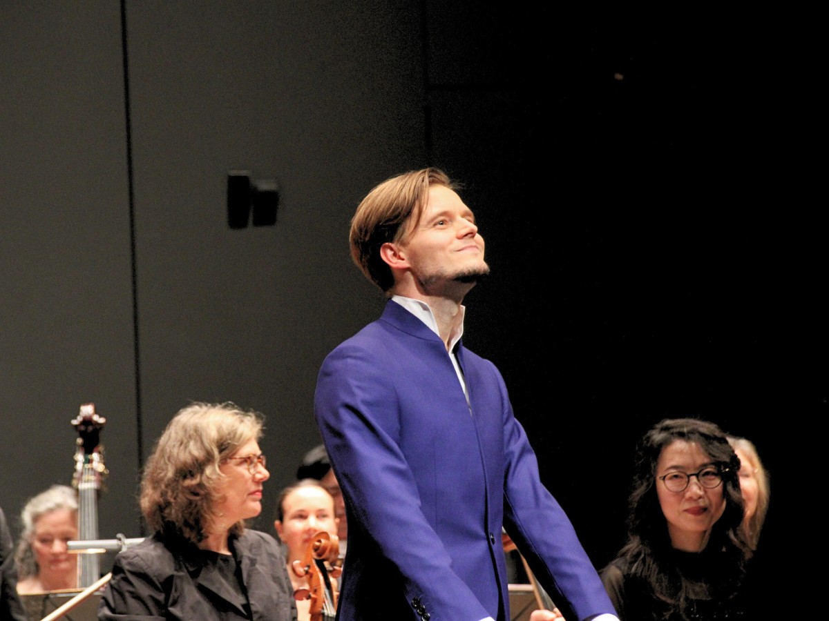 Musikalisches Feuerwerk: Osnabrücker Symphonieorchester und Pianistin Saskia Giorgini begeistern im 3. Sinfoniekonzert Generalmusikdirektor Christopher Lichtenstein