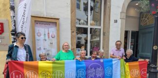 SiSler mit ihrem Friedensteppich