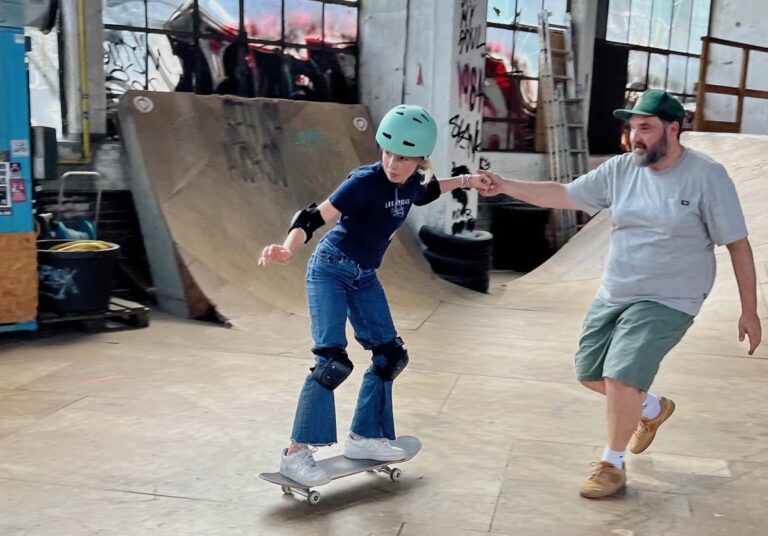 Sara lernt beim Ferienpass Skateboard-Workshop die Basics