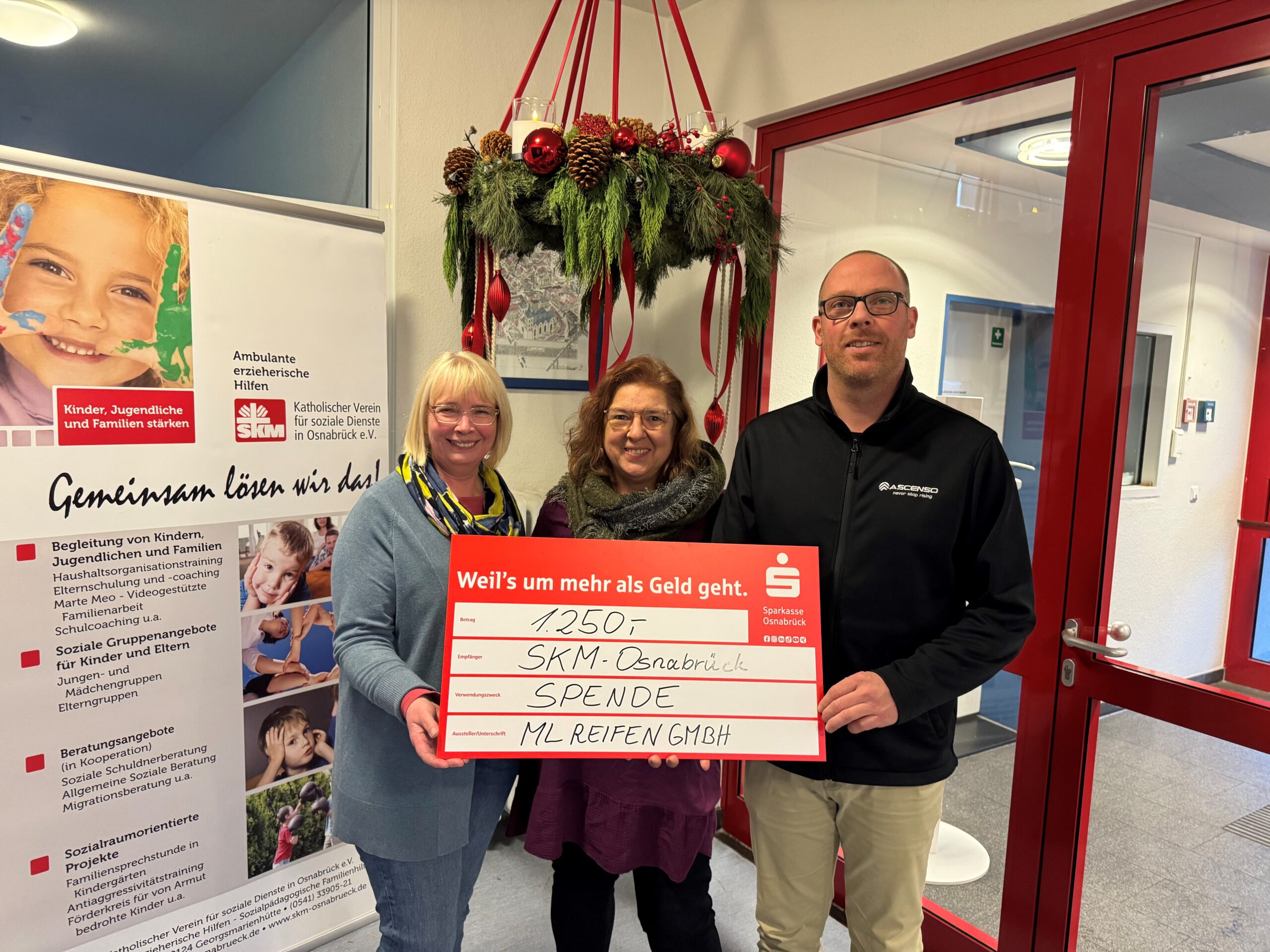 Mitarbeiter der ML Reifen GmbH übergibt Spende