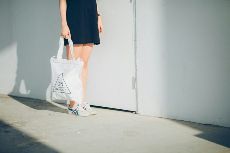 Junge Frau mit Stofftasche