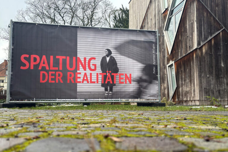Banner des Projekts im Museumsgarten. / Foto: Sara Josef in Innenstadt