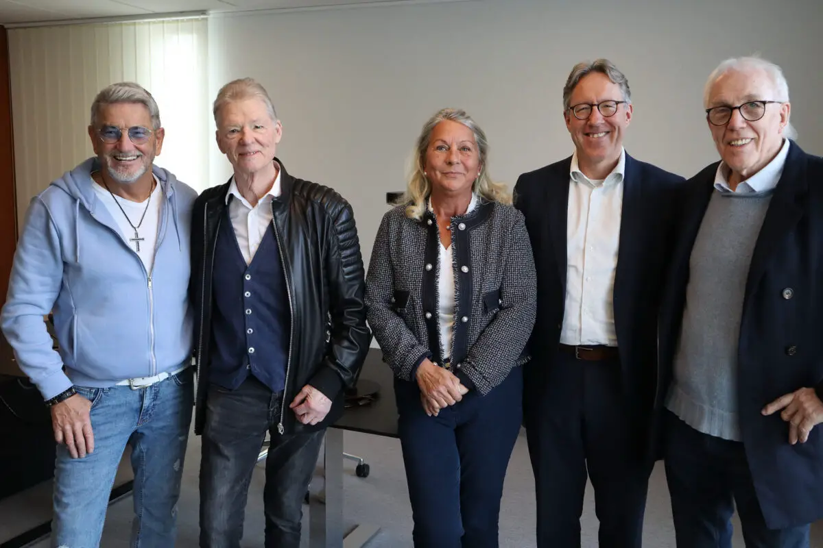 Freuen sich über die gemeinsame Spende: John McGurk, Freddy Fenkes, Carola Abrahamson, Prof. Dr. Michael Böckelmann und Bernhard Dransmann (von links).