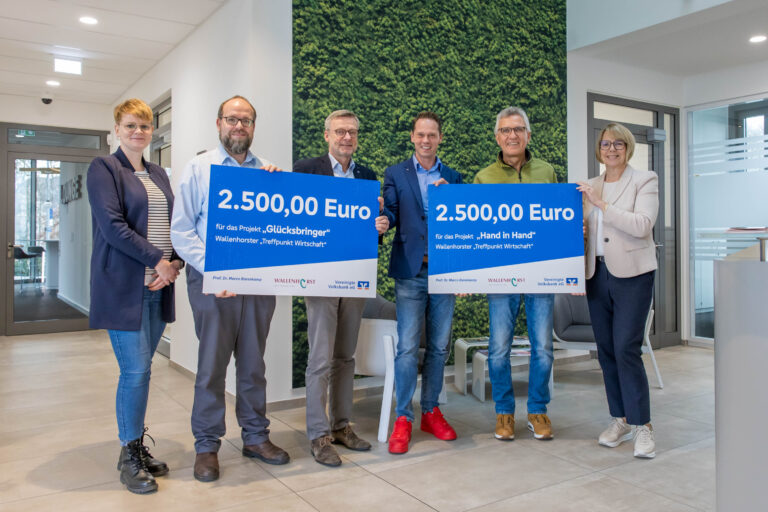 Freuen sich gemeinsam über die Spende für den guten Zweck (von links): Luisa Berlin, Eike Kroll (Glücksbringer), Bürgermeister Otto Steinkamp, Marco Barenkamp, Berthold Stolte (Hand in Hand) und Beate Jakobs. / Foto: Gemeinde Wallenhorst