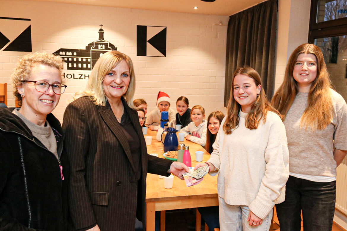 Im Rahmen einer Gruppenstunde der Messdiener Holzhausen haben Katrin Eckart und Bürgermeisterin Dagmar Bahlo die Spende an die beiden Gruppenleiterinnen Lena Klöcker und Emma Langer (von links) übergeben. / Foto: Niklas Otten