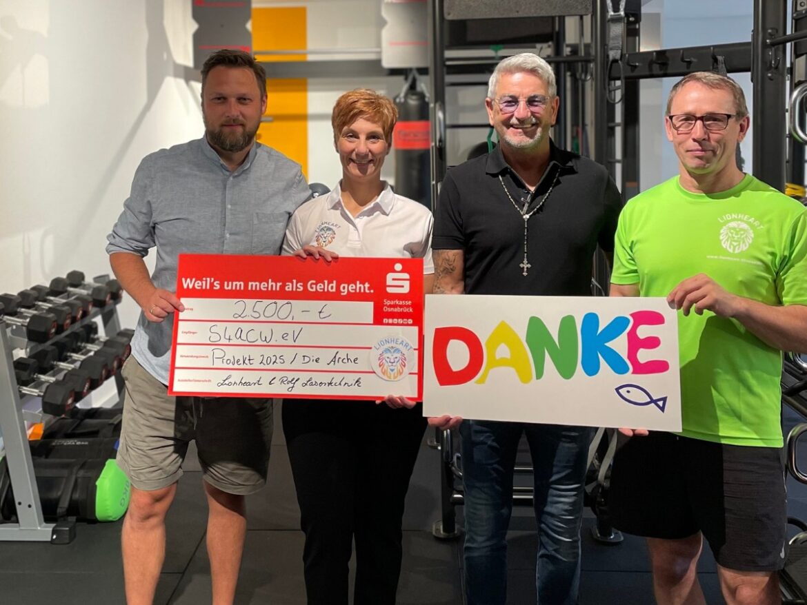 Spendenübergabe mit John McGurk (2.v.r.)