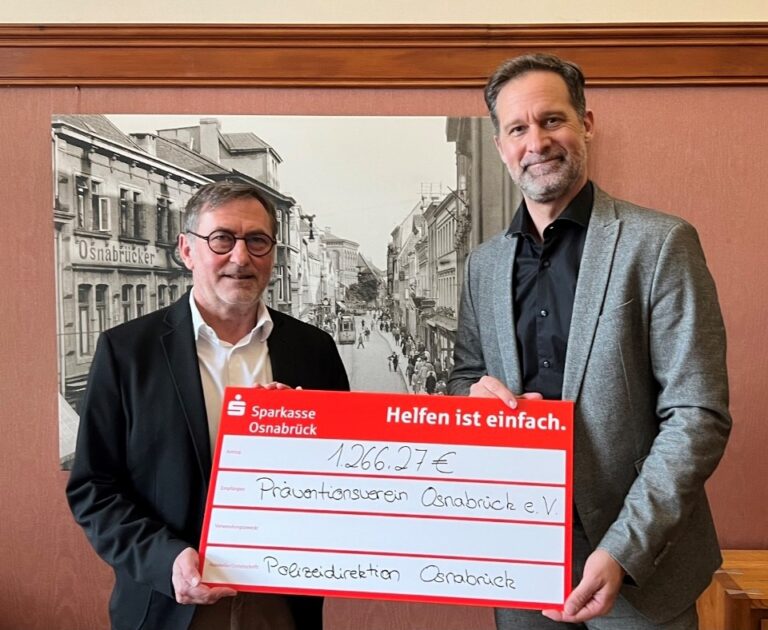 Michael Maßmann übergibt Oliver Voges den Spendencheck in Höhe von 1266,27 Euro. / Foto: Foto: Polizei Osnabrück