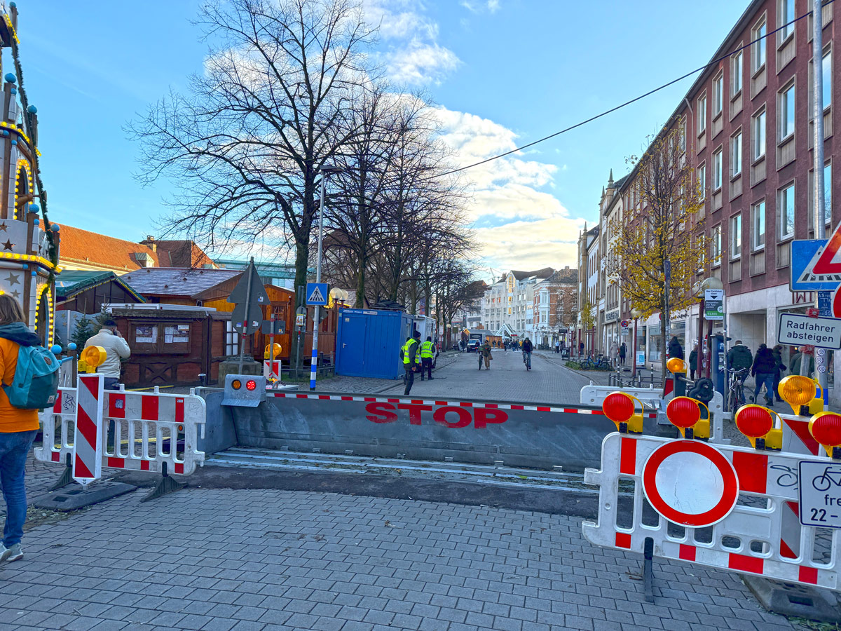 Nett gemeint? Faktisch sperrt diese 50.000 Euro teure Sperre einen Bereich ab, in dem kaum Passanten zu finden sind. Die Zufahrt zum historischen Weihnachtsmarkt und die zum Domhof pendelnden Besucher sind vor – nicht hinter – der Sperre.