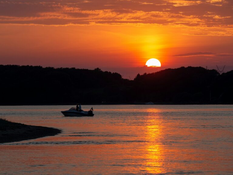 Sportboot bei Sonnenuntergang