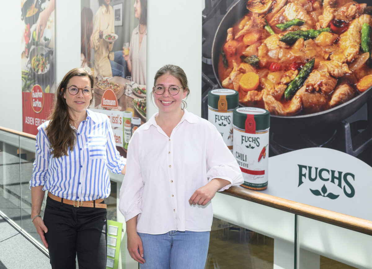 Sie zogen eine positive Bilanz der Betriebsbesichtigung bei der Fuchs Gruppe: Katja Bielefeld, Servicestelle Schule-Wirtschaft der MaßArbeit (links), und Jana Rott, Junior Talent Managerin der Fuchs Gruppe. / Foto: Hermann Pentermann
