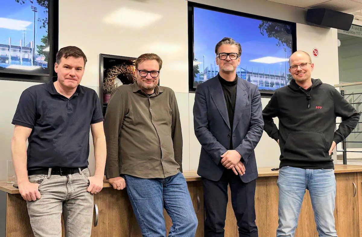 „Ziemlich, ziemlich geil“: VfL Osnabrück stellt Pläne für neue Bremer Brücke vor Die Stadionplaner (v.l.n.r.): Jan Jansen (Chefkoordinator für die Stadt), VfL-Geschäftsführer Michael Welling, Harald Fux (Raum+) und Nils Dethlefs (Geschäftsführer ppp) / Foto: Pohlmann