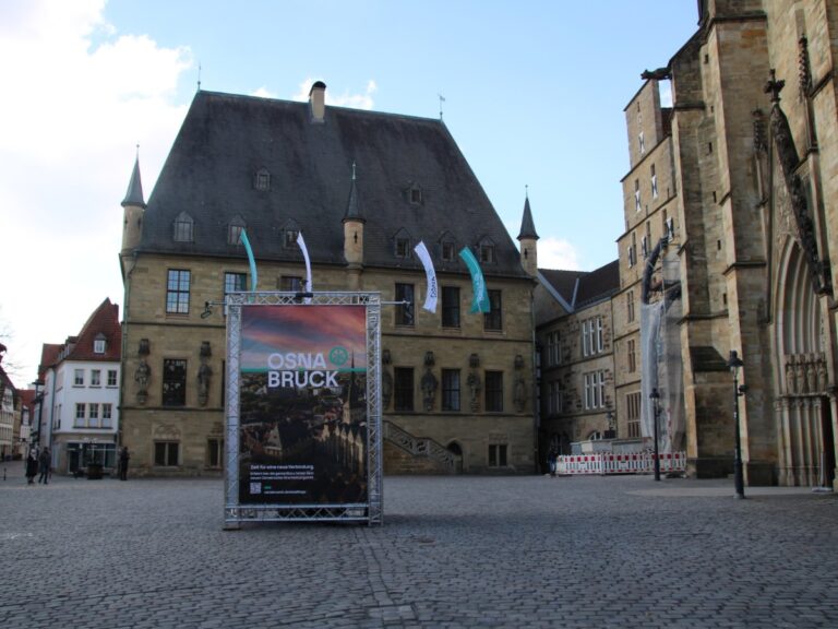 Neues Stadtlogo vor dem Rathaus. / Foto: Dominik Lapp