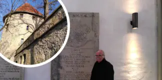 Der ehemalige Osnabrücker Denkmalpfleger Bruno Switaler in der Marienkirche zwischen Justus-Möser-Grabplatte und Stadtmodell. Oben links: Barenturm an der Vitischanze.