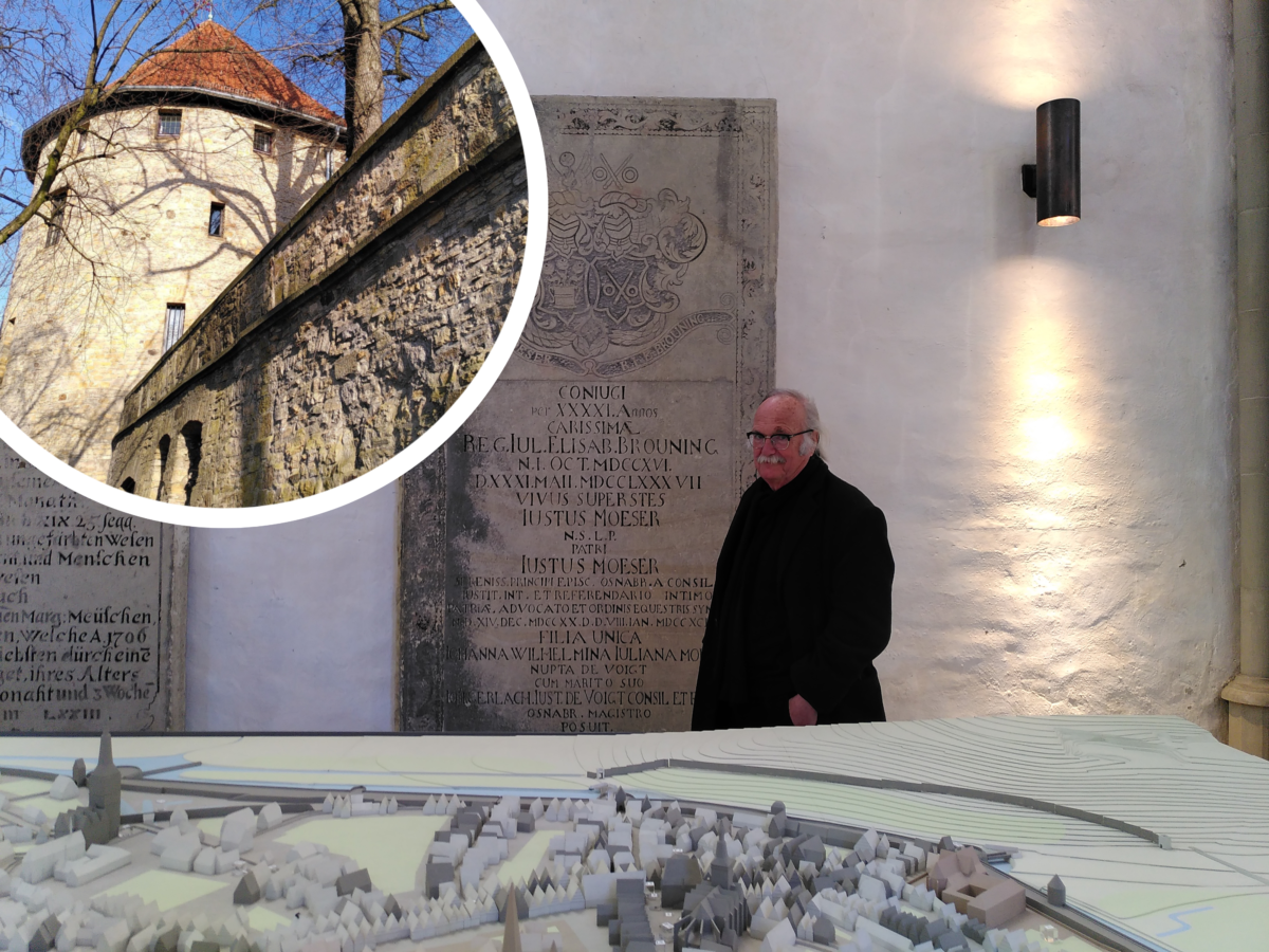 Der ehemalige Osnabrücker Denkmalpfleger Bruno Switaler in der Marienkirche zwischen Justus-Möser-Grabplatte und Stadtmodell. Oben links: Barenturm an der Vitischanze.