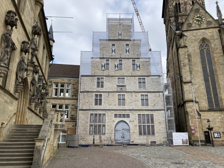 Banner vor der Stadtwaage. / Foto: Dominik Lapp in Altstadt