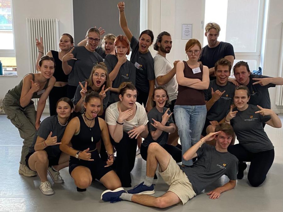 Jolina mit ihrer Workshop-Gruppe in der Stage School Hamburg. / Foto: Privat