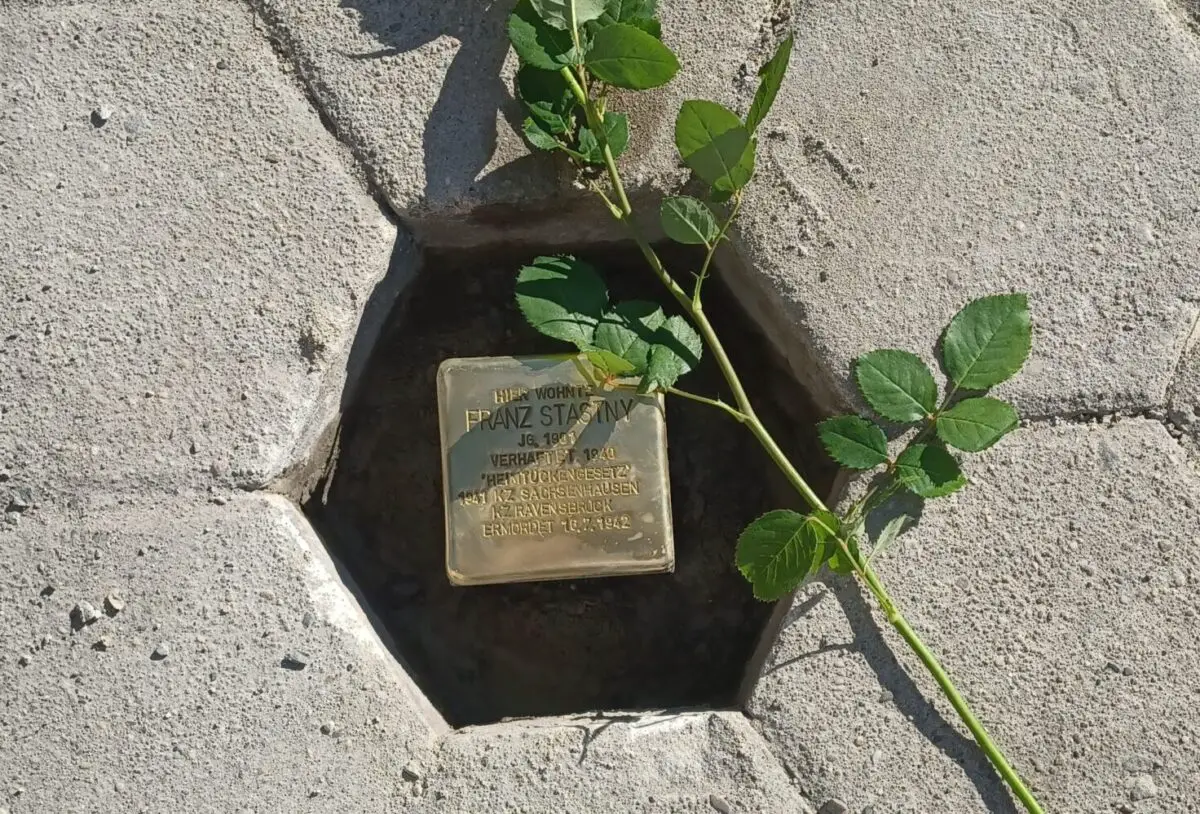 Zum Gedenken an NS-Opfer: Neue Stolpersteine auf den Gehwegen Osnabrücks