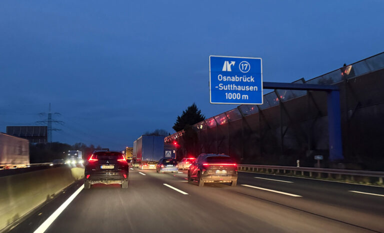 Stau auf der Autobahn A30 bei Osnabrück Sutthausen