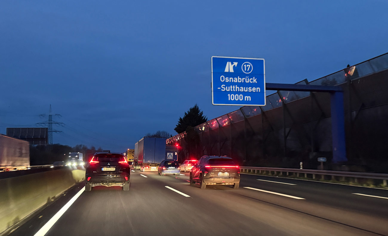 Stau auf der Autobahn A30 bei Osnabrück Sutthausen